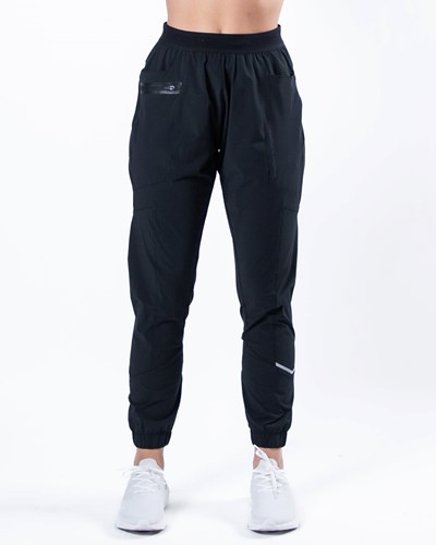 Alphalete Woven 4-Way Stretch 28" Pant Mustat | 673FSUKBG